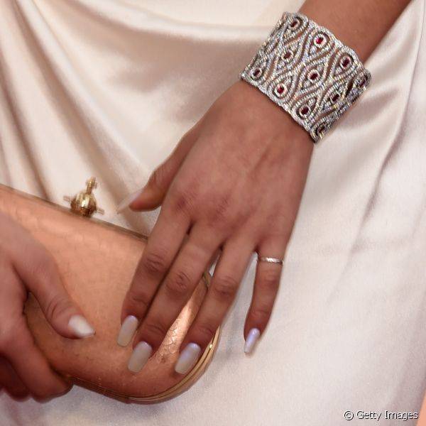 Zendaya Coleman decorou as unhas de forma sofisticada com esmalte perolado